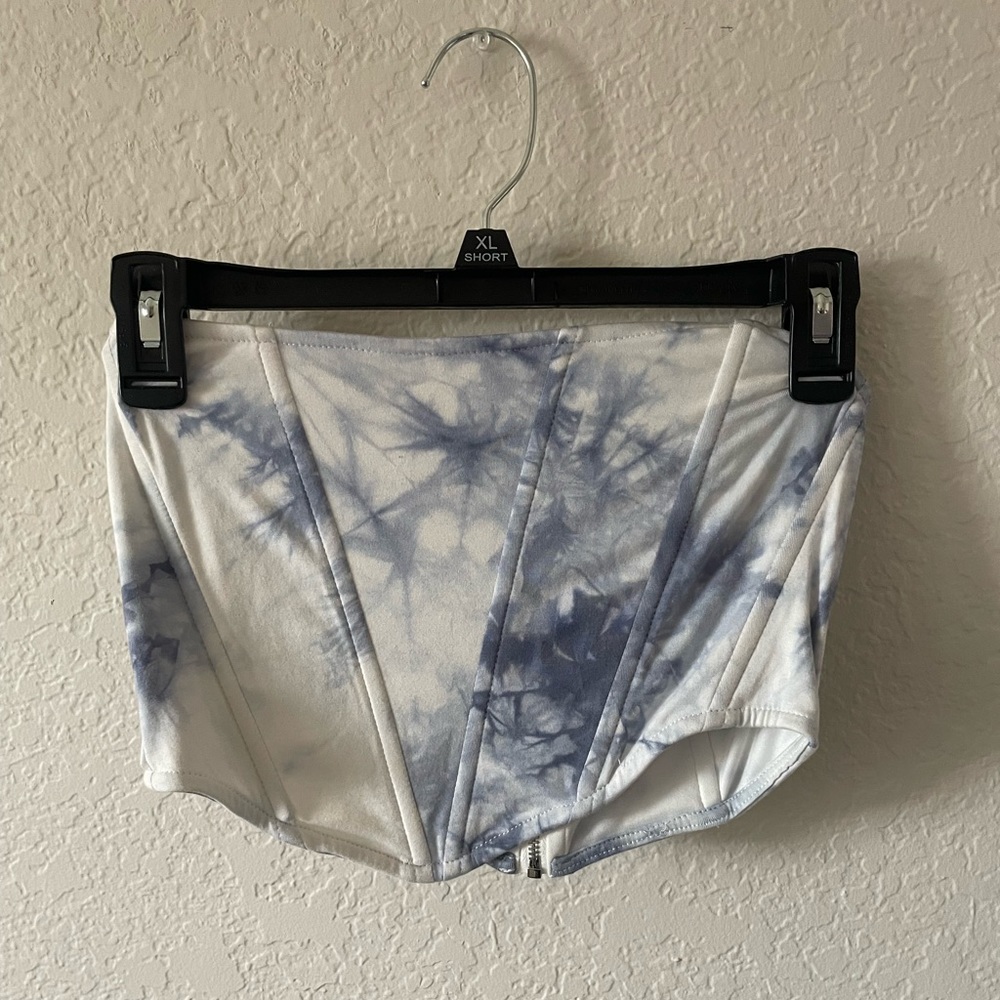 White/Blue Marble Strapless Corset
Size:S
#corset
#strapless
#cottoncandyla